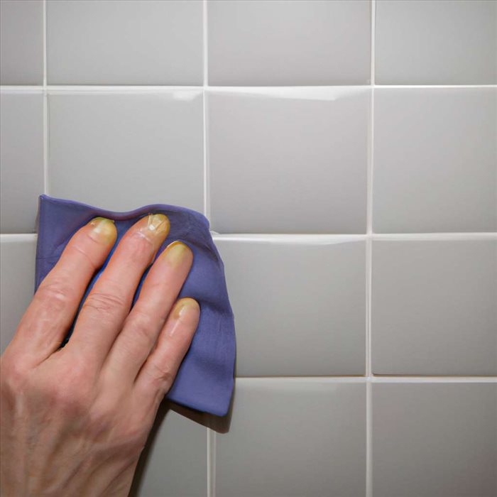 Nettoyage efficace de lasure sur carrelage et peau