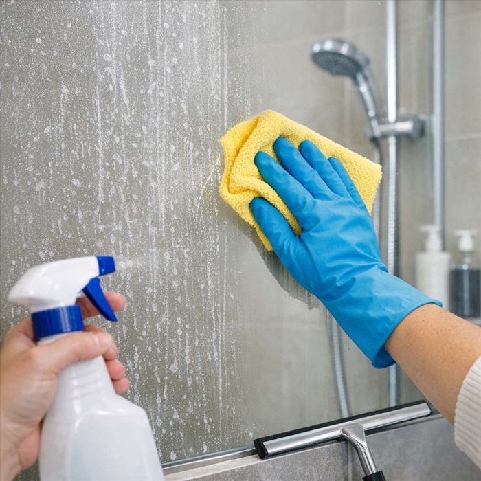 Enlever le calcaire sur une vitre de douche : méthodes efficaces